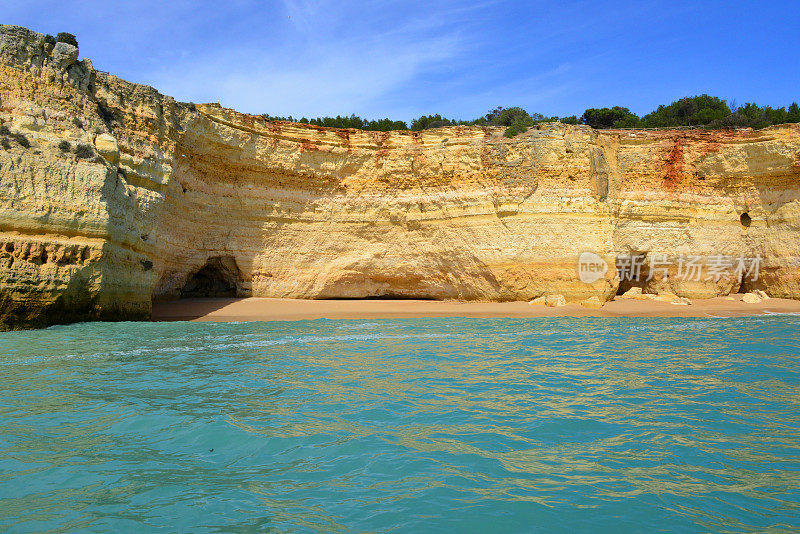 从海边看Corredoura海滩，Lagoa, Algarve，葡萄牙